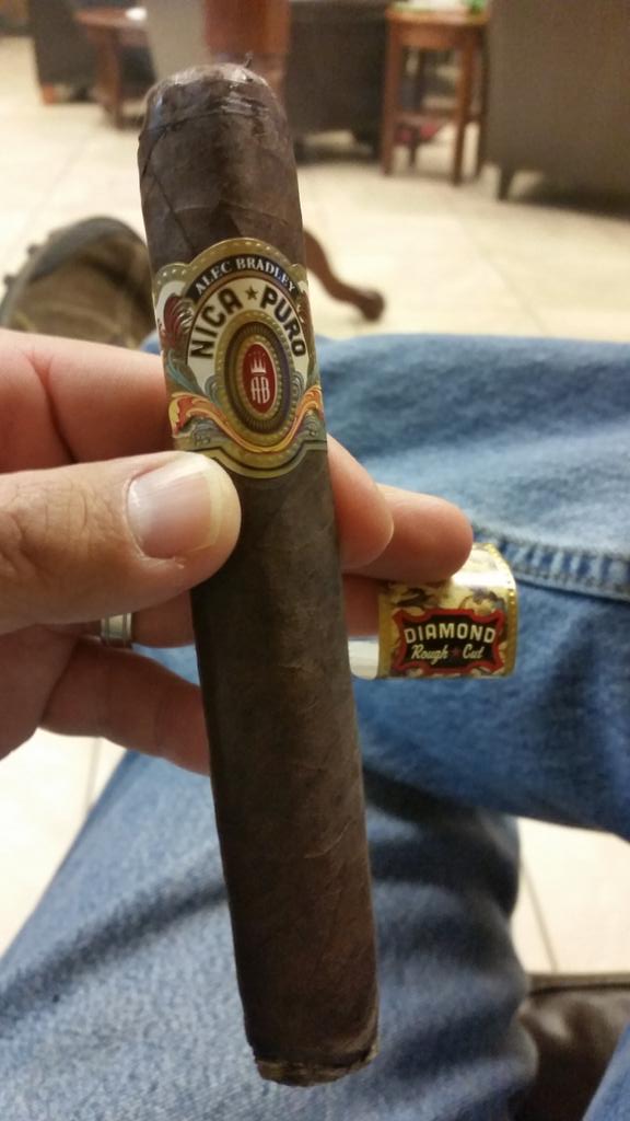 alecbradley's tweet photo. “@bcrcigars: Bought a box of these beauties @alecbradley what a great design http://t.co/qlAxgwkwva”#LiveTrue