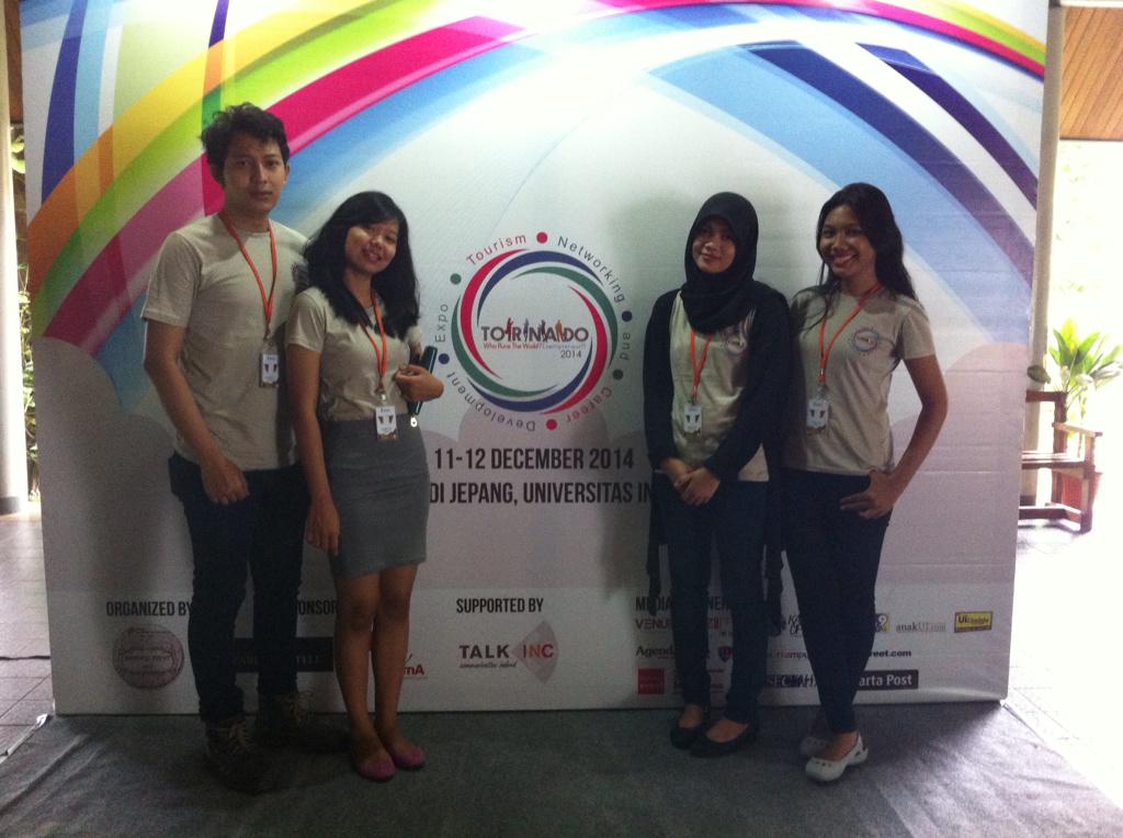 tornadoUI's tweet image. hari ini panitia kompak sekali pakai baju abu-abu,yuk pd semangat ya melayani para peserta dan pengunjung Tornado