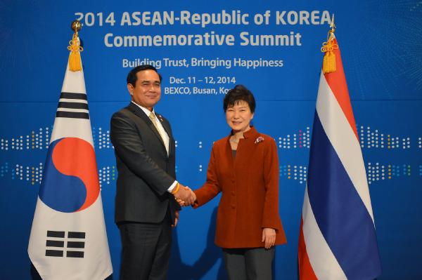 นายกรัฐมนตรีพบหารือทวิภาคีกับประธานาธิบดี ปัก กึน-ฮเย แห่งสาธารณรัฐเกาหลี