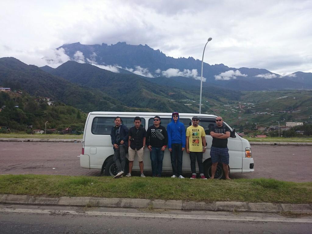 SumonSep's tweet photo. ~ Summer on September, photobombed by Mount Kinabalu. Thanks to @Indulgecoll for having us. http://t.co/W8r5AL7p3E