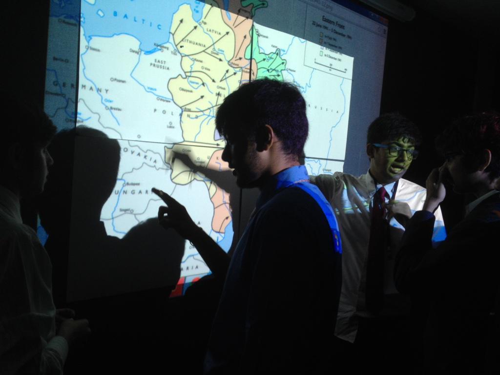 JRafaelAngelM's tweet photo. Creative thinking being utilized in war tactics @EcoleMondiale  #EMUN14 @info_emun http://t.co/gsfOY6jbKS