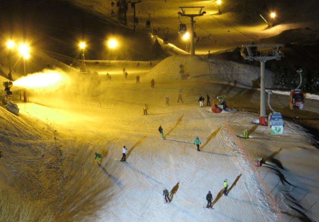 websierranevada's tweet photo. #SierraNevada inaugura mañana el esquí nocturno por las pistas Río y Maribel. Parte para hoy http://t.co/JTLid3TgaH http://t.co/2O5skZ20Bx