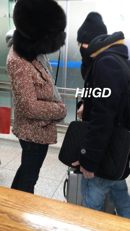 [12/12/14][Pho] GD và Seungri tại sân bay Incheon đến Vũ Hán B4oAW-5CIAAuL1p