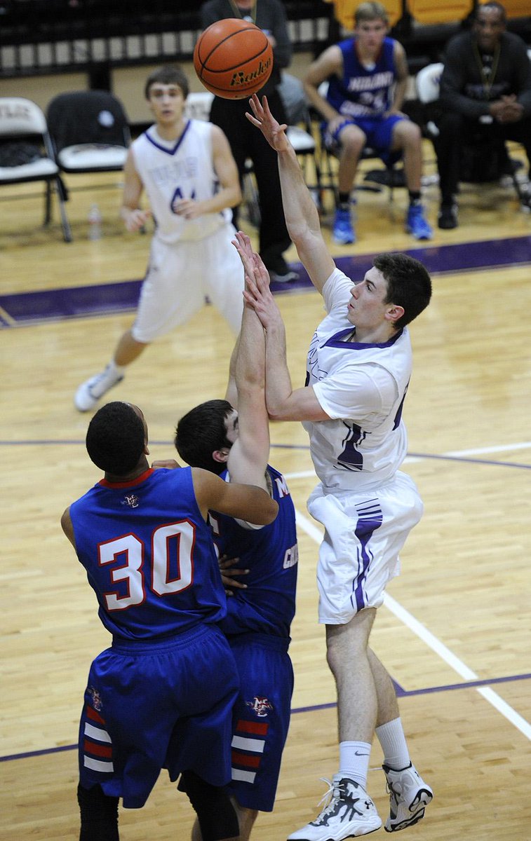 Wylie's Blayne Deen shoots over MidlandChristian defenders. WHS wins 66-57 win in the 1st rd of Catclaw #ARNsports