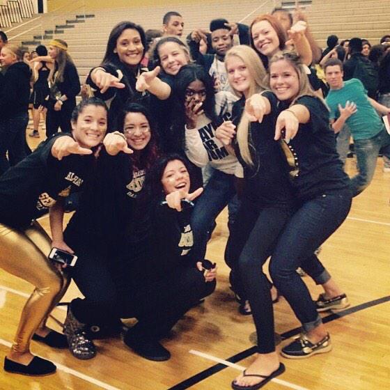 selizaa_'s tweet photo. Best week of high school so far๐ #tbt #HOCO14 #squadddnem ๐๐ช๐๐๐ http://t.co/Q0tIsjn0LH