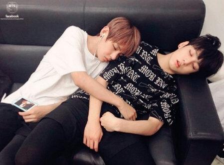 KpopersINDRoom's tweet photo. C pamit yaaa. /mau tidur bareng mereka dulu :p/ Jaga kesehatan semua! :D saranghaeeee *chuuu~ http://t.co/lUsUZuGUEj