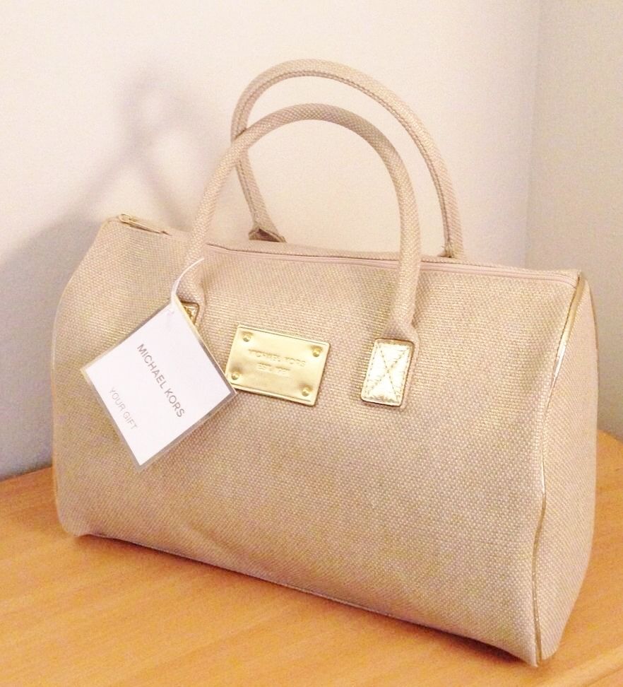 EtsyRetwt's tweet photo. New Michael Kors Women Parfums Weekender Canvas Duffle Gold Tote Bag Handbag http://t.co/x2BFldV3jB #MichaelKors http://t.co/BciV5jXTtG