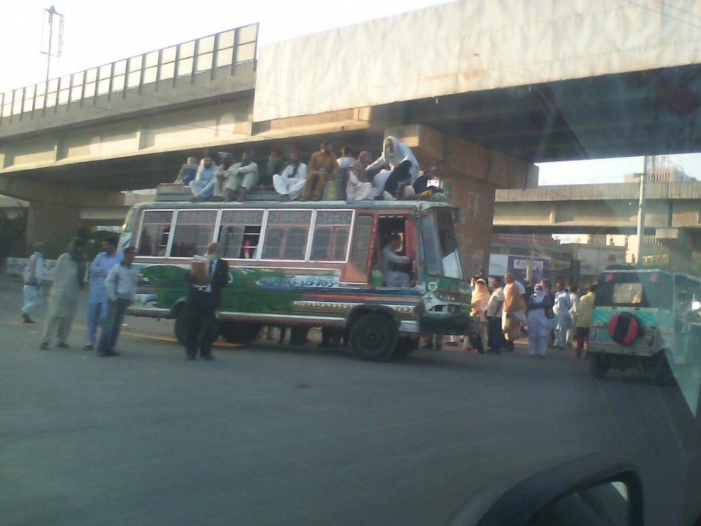 Takhaan's tweet photo. .@Inside_Reporter ye le bhai, dekhle public transport. #KarachiRejectsPTI http://t.co/sa9MxEmAyU