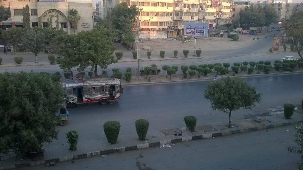 Takhaan's tweet photo. .@Inside_Reporter ye le bhai, dekhle public transport. #KarachiRejectsPTI http://t.co/sa9MxEmAyU