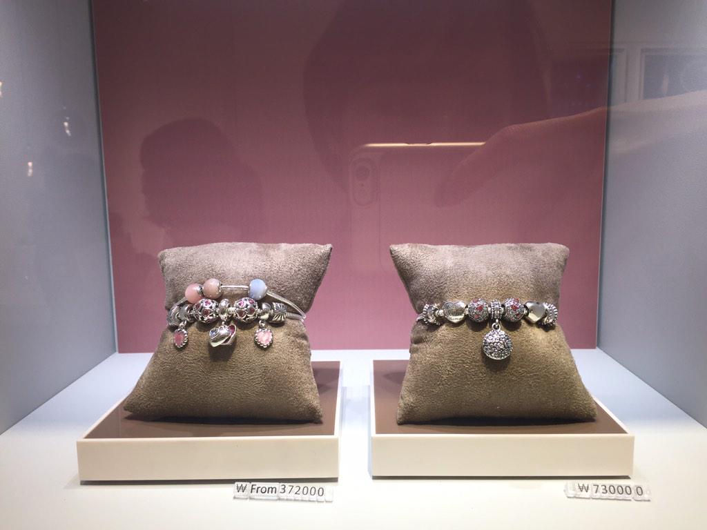InStyle_korea's tweet photo. #판도라 #pandora 의 컨셉스토어가 코엑스몰에 오픈했다는 반가운 소식! 판도라의 모든 컬렉션을 한 눈에 볼 수 있어요. 개인적으로 판도라의 반지를 애정하는 에디터는 또 지갑을 탈탈 털고 왔네요. http://t.co/kvXkeaovSy