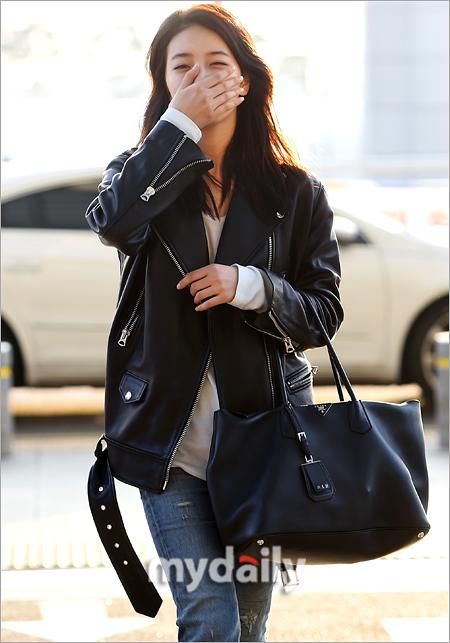 BaeSuz94_'s tweet photo. 141212 @.missA_suzy Incheon airport departure to Bangkok (cr mydaily) #3 http://t.co/Al9zvXjjzW (suzyjjang94)