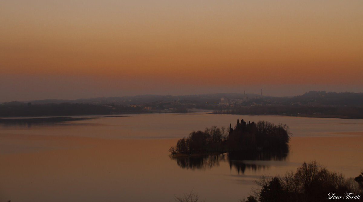 LucaTurati70's tweet photo. @labrianza   Magica atmosfera... 
l'alba sul lago di Pusiano http://t.co/Kee9UWGsDR