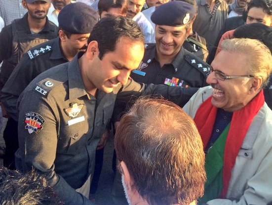 BholiSK's tweet photo. #GulluBut Punjab Police is being welcomed in Karachi by @ArifAlvi http://t.co/cmIeIrqZLD