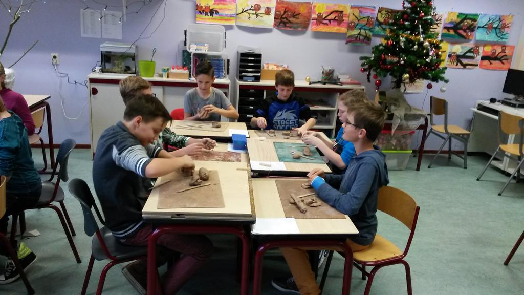 Kerst creamiddag! Sneeuwpoppen van ijsstokjes en waxinelichtjehouders <a href="/SpectrumSKOP/">HetSpectrum</a>