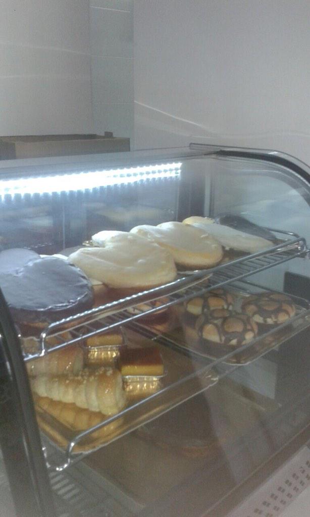 Q os parece si nos tomamos un chocolate blanco con frambuesas bien calentito y lo acompañamos con uno d estos?