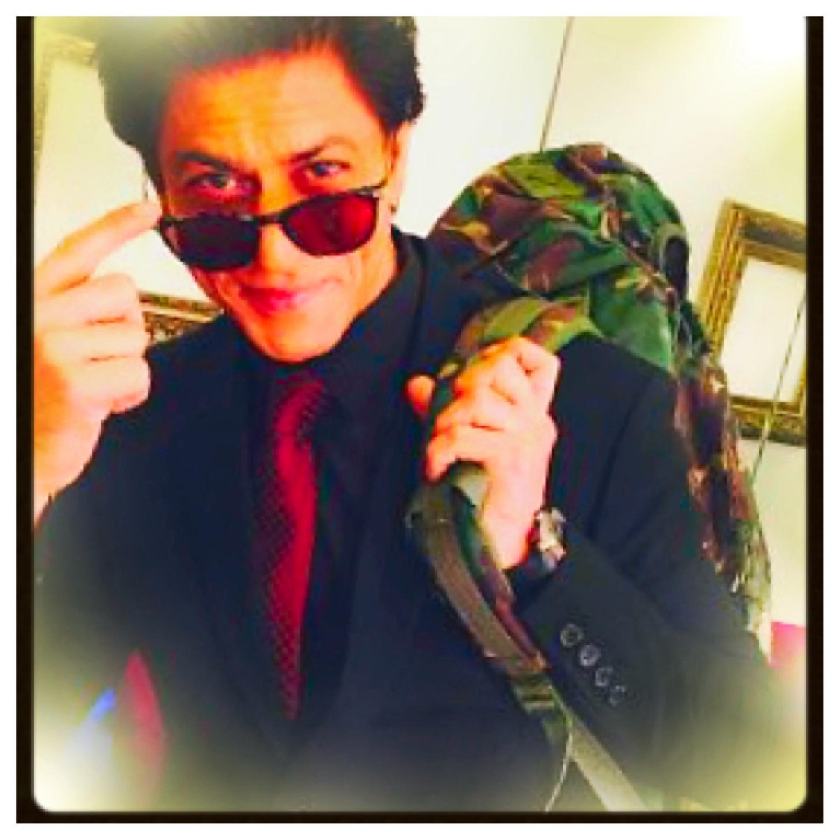 Shah Rukh Khan tries to don ‘Raj’ look 20 years later for DDLJ 1000 weeks celebration! B4p7pFoCEAAdmJj