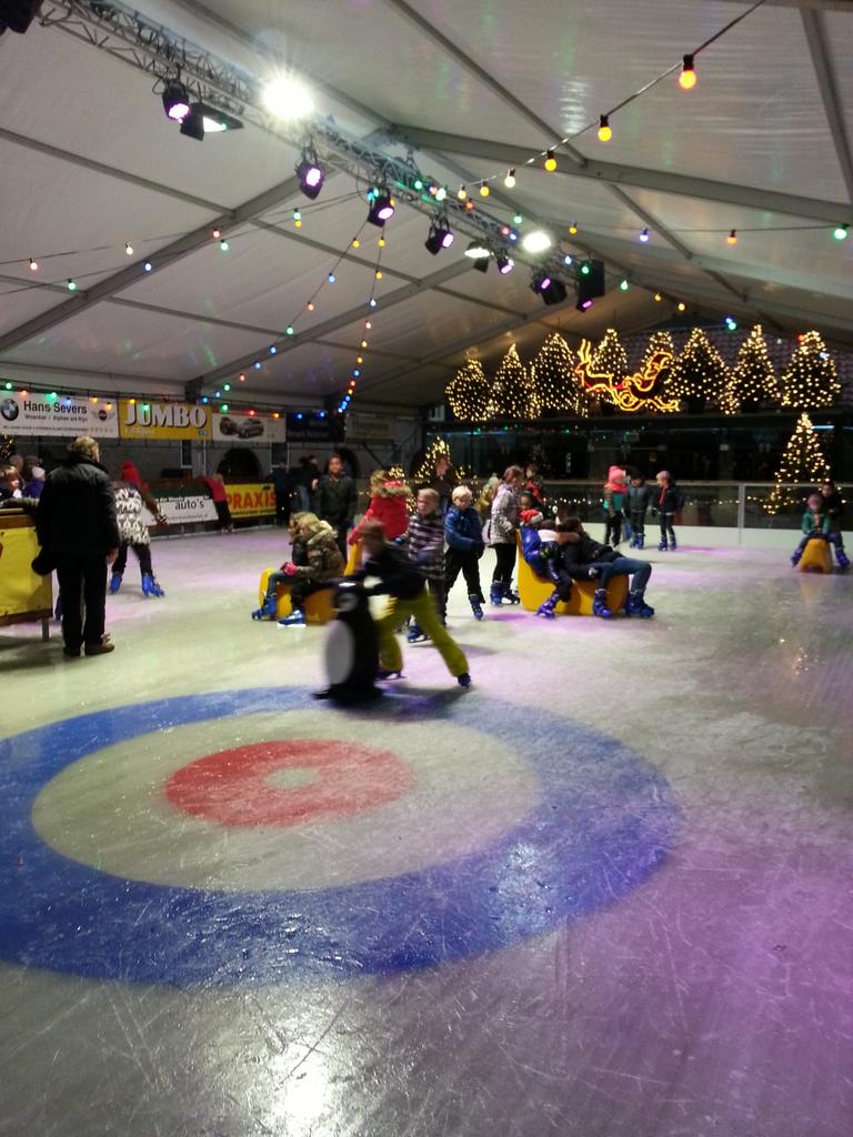 KoekZopieTent's tweet photo. Om 8:45 stonden de eerste 60 kinderen al op de schaats. @IJsbaanWoerden #schoolschaatsen straks lekker een chocomelk http://t.co/xypFE8R7mb