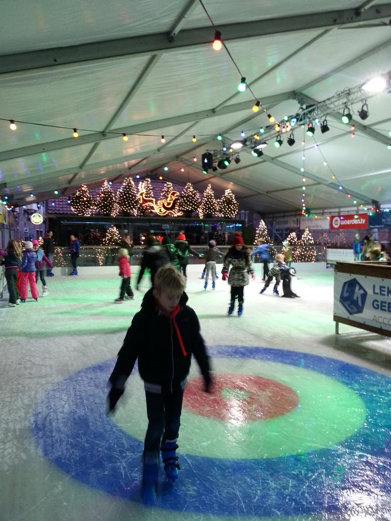 KoekZopieTent's tweet photo. Om 8:45 stonden de eerste 60 kinderen al op de schaats. @IJsbaanWoerden #schoolschaatsen straks lekker een chocomelk http://t.co/xypFE8R7mb