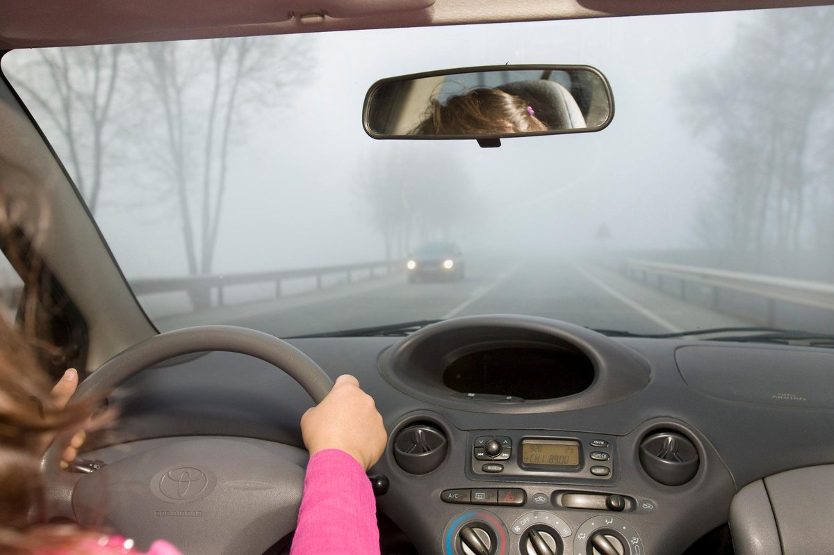 AutoValeriano's tweet photo. Consejo "@DGTes: #OjoNiebla. Si es intensa, pon #LuzAntiniebla, reduce velocidad y guarda más #Distancia http://t.co/3PyeWlw6cA"