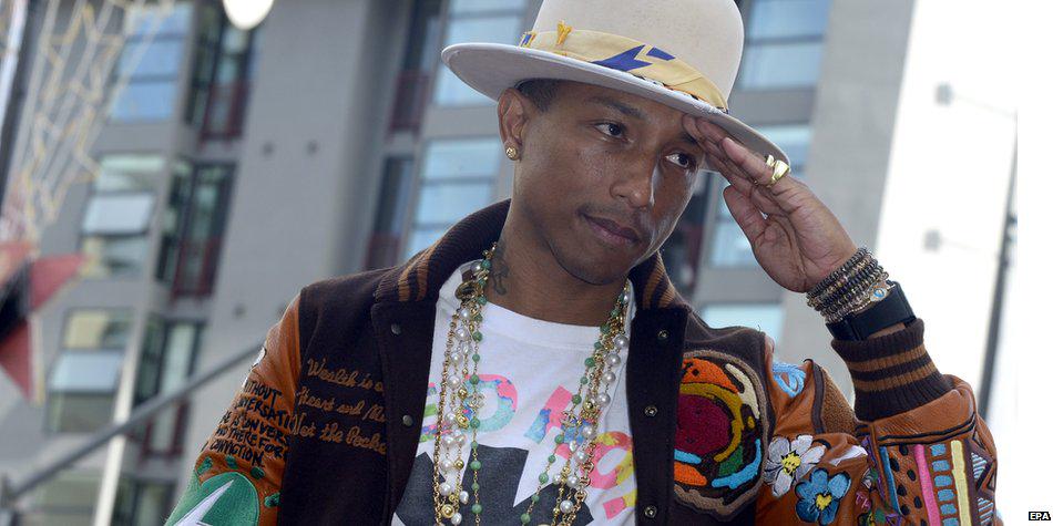 певец носит большие шляпы. Pharrell airplane. фаррелл уильямс. фаррелл уильямс. Pharrell williams 2008.