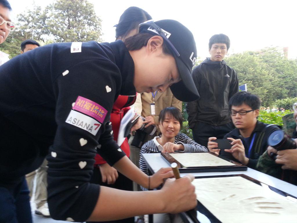 yskim701's tweet photo. ##중국 선전의 미션힐스골프장에서 열린
KLPGA 2015시즌 개막전 1라운드를 마치고
핸즈프린팅 행사에 참가한 김효주선수. http://t.co/lvcVbXtf0L