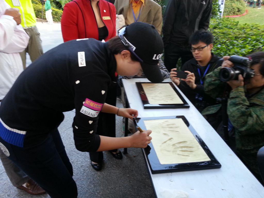 yskim701's tweet photo. ##자신의 핸즈프린팅에 사인하는 김효주 http://t.co/JgxK40MNLt