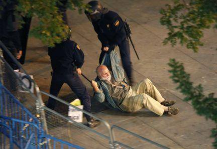 SergiReboredo's tweet photo. En esta foto hay dos personas cometiendo un delito, el anciano  que se resiste y el fotografo #NoALaLeyMordaza http://t.co/YdBEqYn8Ms