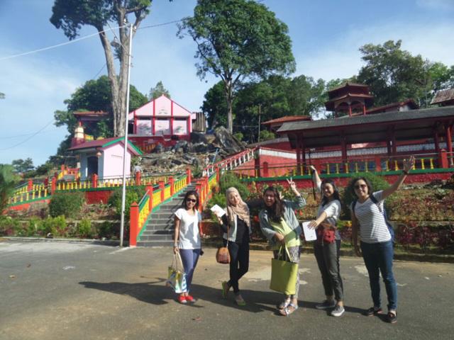 rurywindi's tweet photo. Dibela belain naik tangga panas panas demi di ramal di vihara dewi kwan in @samsung_ID #TabLiteFun http://t.co/dRf4bm1Kif