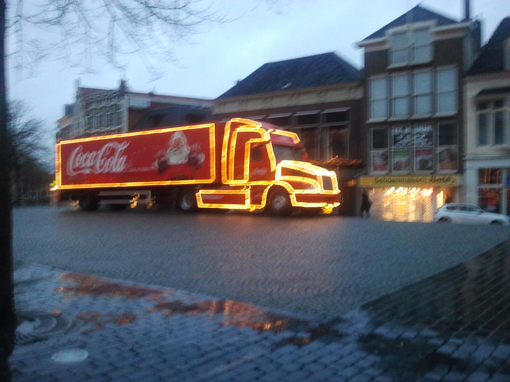 bramlouwerse's tweet photo. Heeft iemand een man met witte baard en rood pak gezien bij de Waag? De lampen van zijn truck branden nog. http://t.co/UYW9xPlRWB