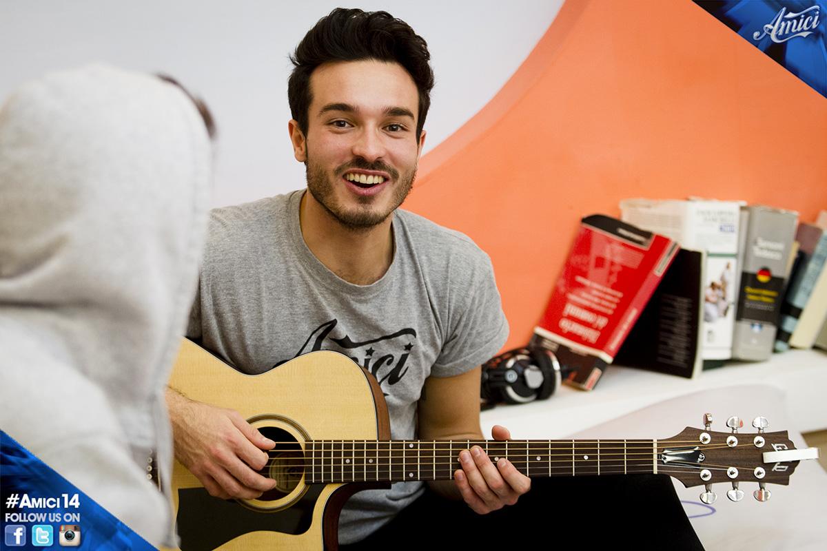 AmiciUfficiale's tweet photo. Buongiorno Amici... "La Gente" continua a preparare la sfida di domani: come andrà a finire? #Amici14 http://t.co/Lulo2gcmIU