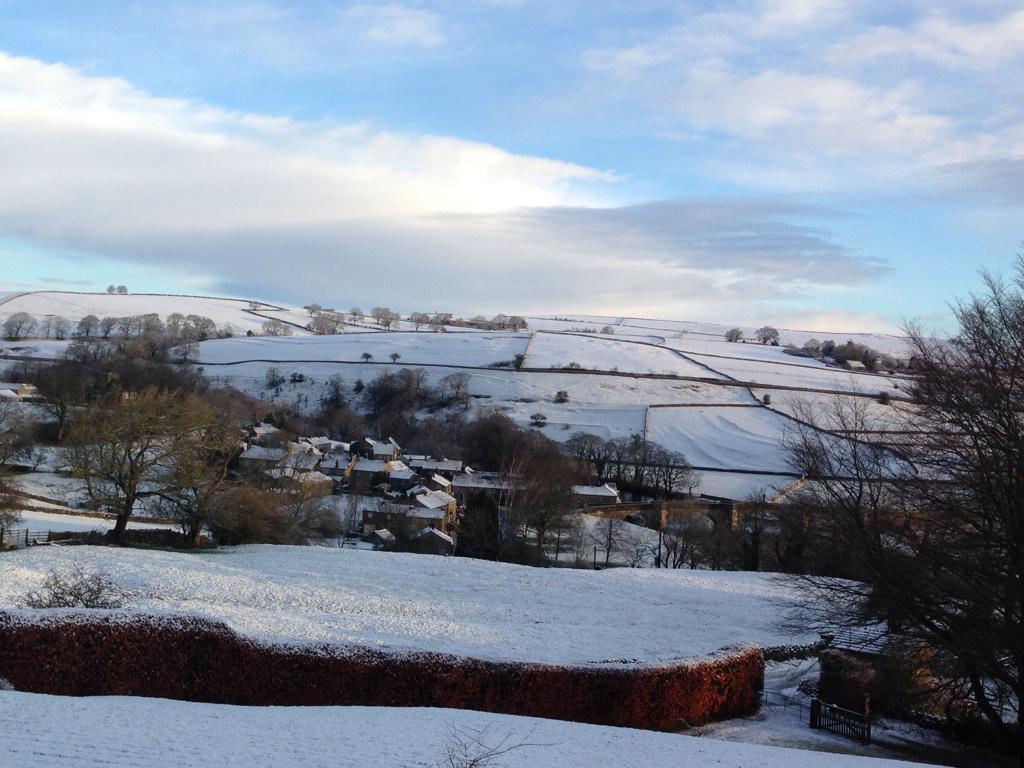 OneHappyRower's tweet photo. You asked how it was in #Yorkshire y'day @andrewthodge - this is #Burnsall today via @YorkDalescouk - snowy! ⛄️❄️ http://t.co/rpSbUaizod