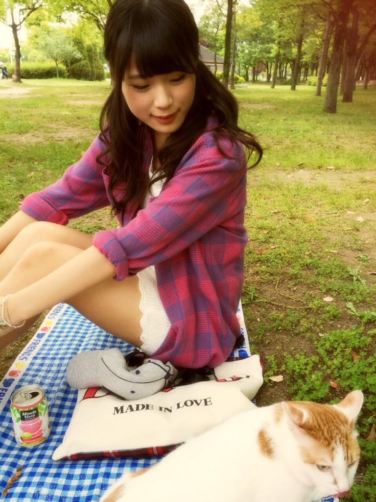 nagisa96825's tweet photo. 飼い猫のメイを連れてお母さんとピクニックに行ったそ��です(2014年5月)。 #渋谷凪咲 https://t.co/ZbzuYpCw5y