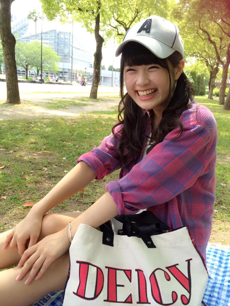 nagisa96825's tweet photo. 飼い猫のメイを連れてお母さんとピクニックに行ったそ��です(2014年5月)。 #渋谷凪咲 https://t.co/ZbzuYpCw5y