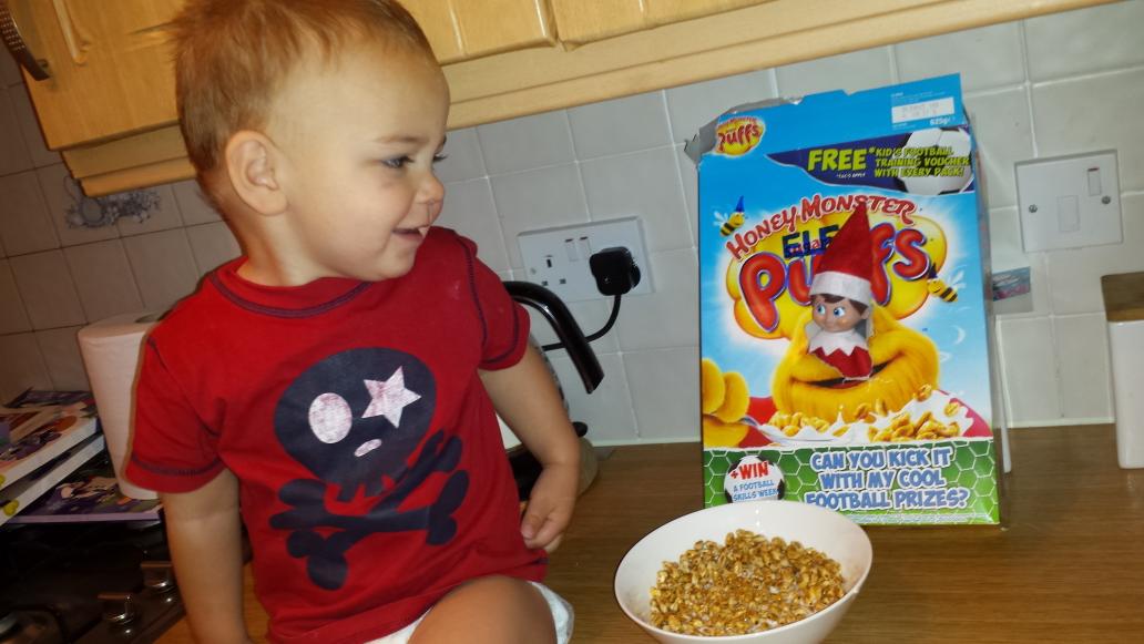 KiRsTyCrOsS89's tweet photo. Day 11 he's back! #offstrike #elfontheshelf #smileysnow #elfpuffs #boyelf #elfmagic #elfideas @elfontheshelf http://t.co/Db0QBP0g19