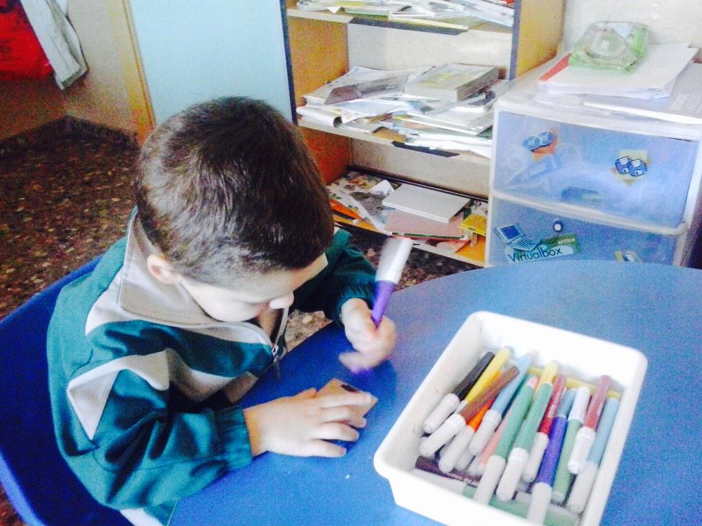 CamarenaValt's tweet photo. Nuestro #EcoCole trabaja con materiales reciclados para crear esculturas!Motricidad fina,creatividad y #reciclaje! http://t.co/dml4Rtmpcu