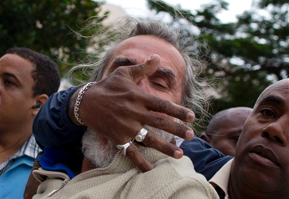 Yusnaby's tweet photo. Así acabó la manifestación pacífica por el día de los #DDHH en #Cuba. 32 personas detenidas por expresarse libremente http://t.co/aPajbQQW0j