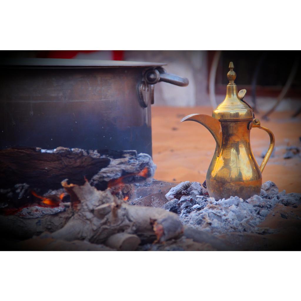 ما أجمل رائحة عبق الماضي وما أجمل تراثنا ببساطته 
حين تفوح رائحة الطهي على أيدي أمهاتنا في أرجاء الحاره