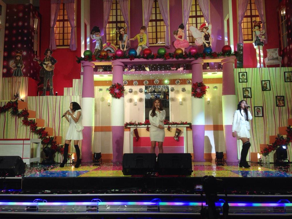 MilovaSisters's tweet photo. Lagu terkhir "love never felt sp good" #MilovaAtCiputraMall http://t.co/572GgAq21u