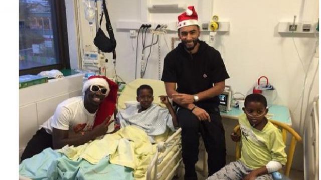 mce_tv's tweet photo. La Fouine rend visite aux enfants malades http://t.co/oOhX7A55J7 #LaFouine @CEKEDUBONHEUR @lafouine78 #Paris http://t.co/6xYCaa0qk3
