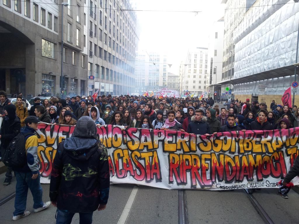Cantiere's tweet photo. fight the power! From #Milan #Italy solidarity with #Kobane united will win! #GlobalAnswer #Icantbreathe http://t.co/7KnfO5bQps