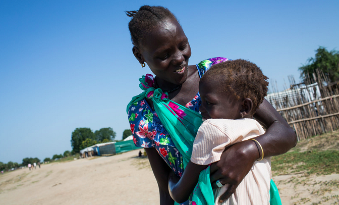 Nyuot &amp; her children walked through rivers &amp; swamps for 12 days - all for a moment like this trib.al/5wO1ZaZ