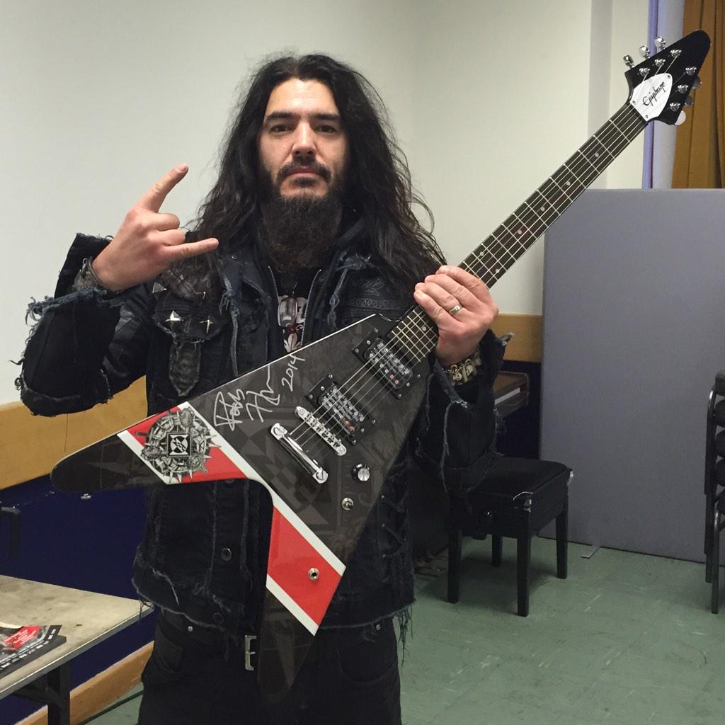 empukofficial's tweet photo. Also I got to meet the @TheGeneralMH Robb Flynn. Awesome Dude + he signed the Guitar for our Competition. http://t.co/yIJqb6C3kN