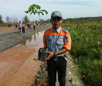 Rhmisft_'s tweet photo. Duh yg lagi ikutan acara penanaman 1000 pohon di lingkar selatan{} http://t.co/NaFNQJDGks