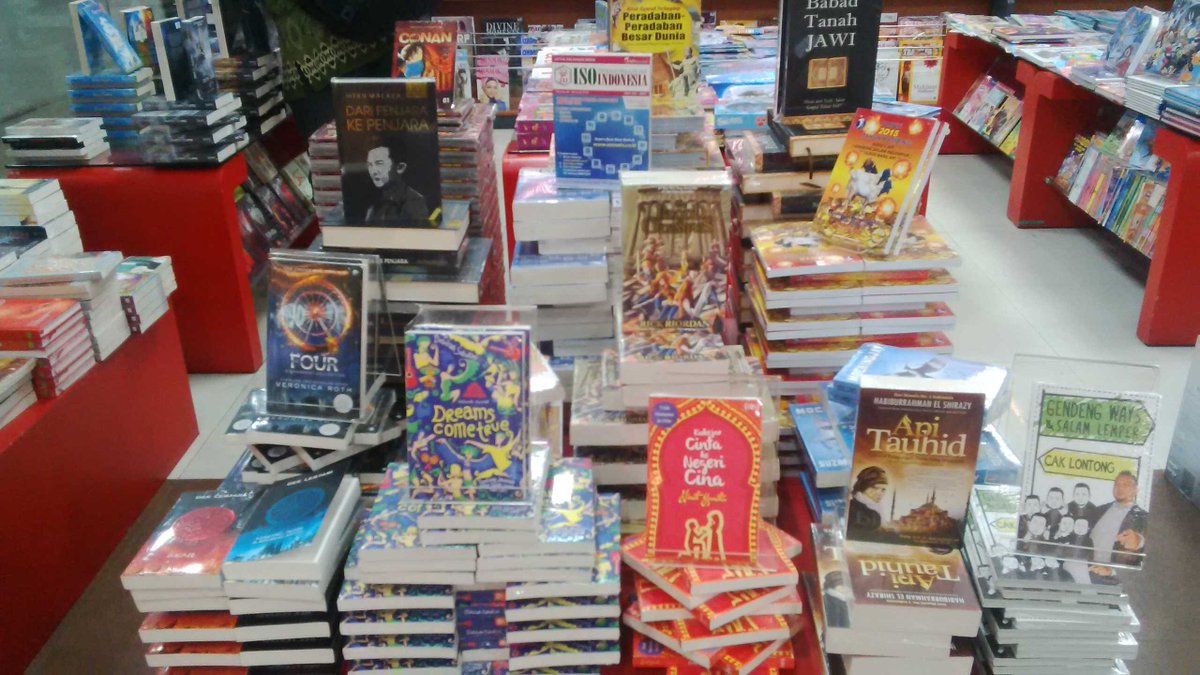 ifankaka's tweet photo. Koleksi buku baru floor display @infobukuid #GunungAgung#Citraland#Semarang http://t.co/kyUy96KwyY