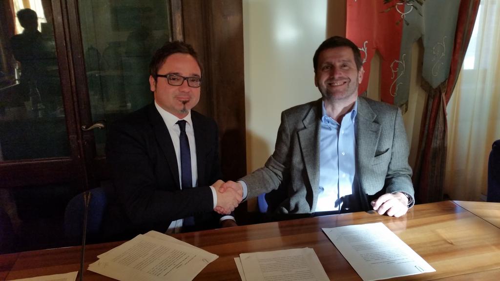 pattodeisindaci's tweet photo. Sottoscritto l'accordo di partenariato #insiemesicresce http://t.co/vwNkxDnkbt