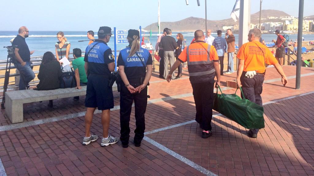 PoliciaLPA's tweet photo. #PSCAN 2014. Plan de seguridad #LasCanteras. Simulacro para la coordinación @112canarias #BomberosLPA @ProteCivilLPA http://t.co/eyUgM6ev3I