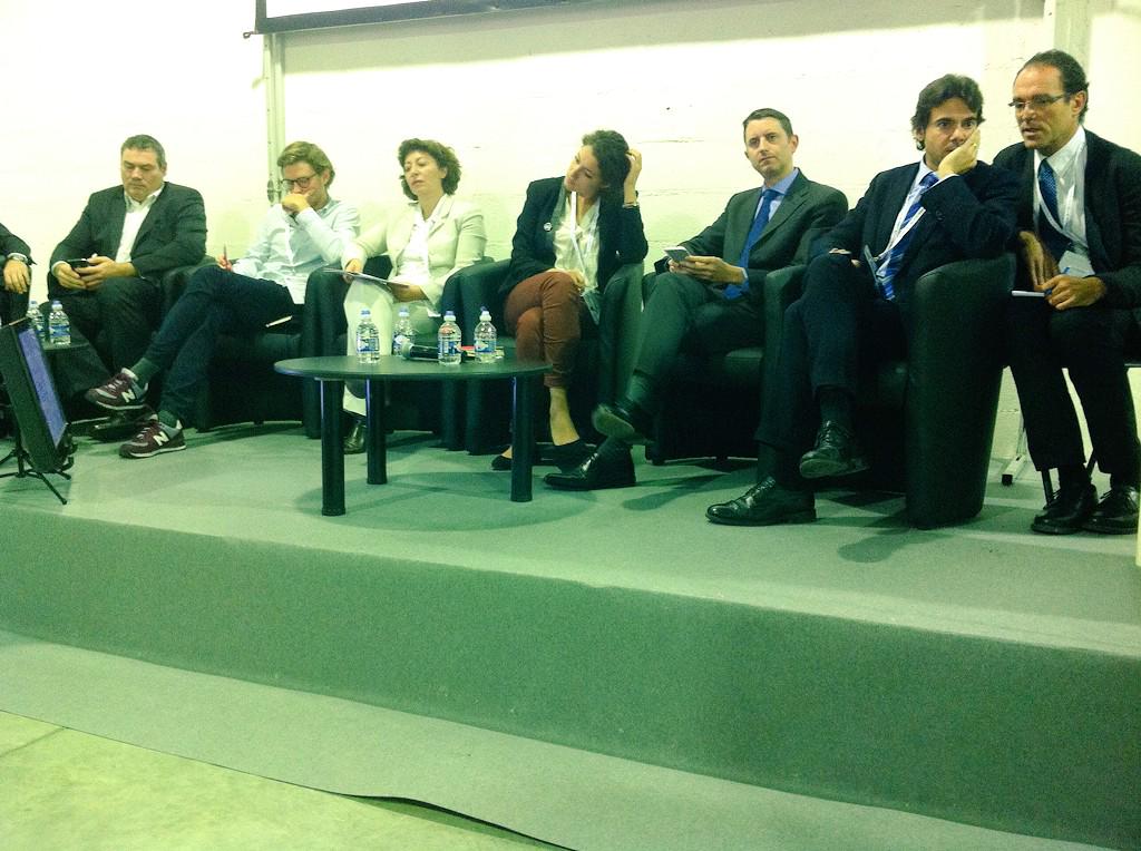 arecoccitanie's tweet photo. #interco14 Plénière Jour 2 : Innovation, nouveaux modèles, nouveaux horizons économiques ? http://t.co/AoM8vvFJaB