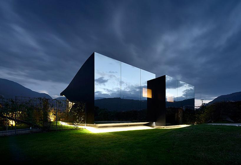 designboom's tweet image. two #mirror houses by peter pichler reflect the mountains of northern #Italy #architecture designboom.com/architecture/p…