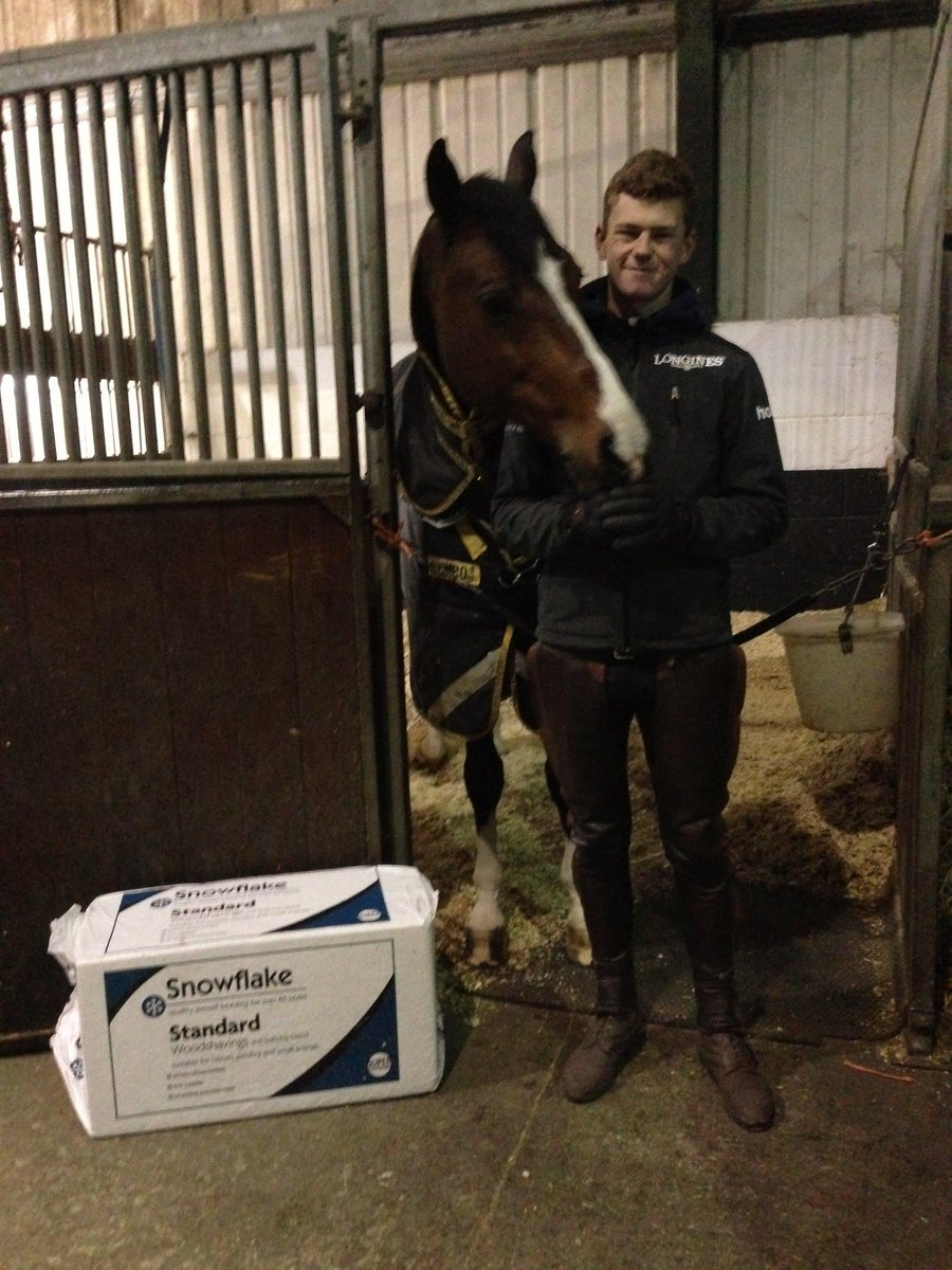 RoeSpencer's tweet photo. @plevinproducts #WonderWhy is bedded down on his new #snowflakebedding. Looks pretty comfy, think I might join him! http://t.co/Mc5FuuG6gP