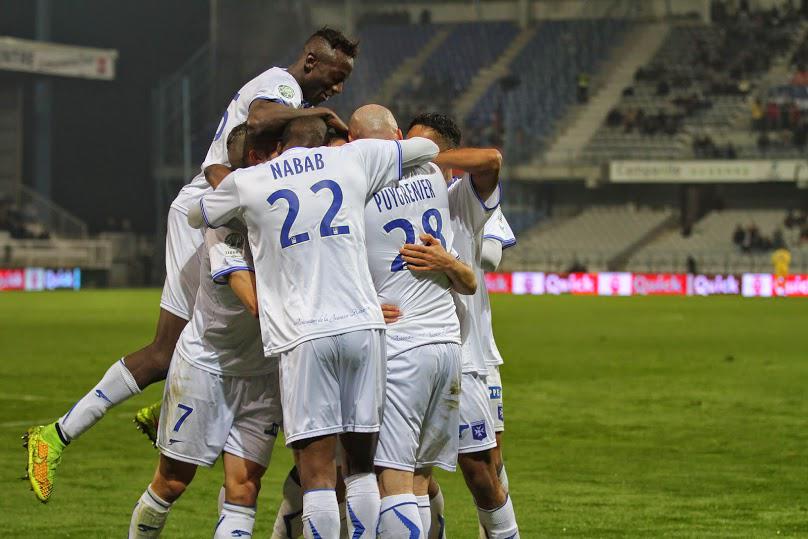 UN MAX DE RT pour votre équipe qui joue ce soir face au <a href="/gfc_ajaccio/">Gazélec FC Ajaccio</a> !!!!
ALLEZ L'AJA ! #TeamAJA